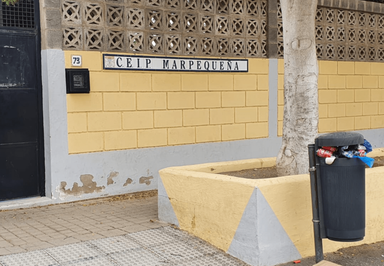 Imagen que presentaban los exteriores del CEIP Marpequeña en el primer día del curso / TA